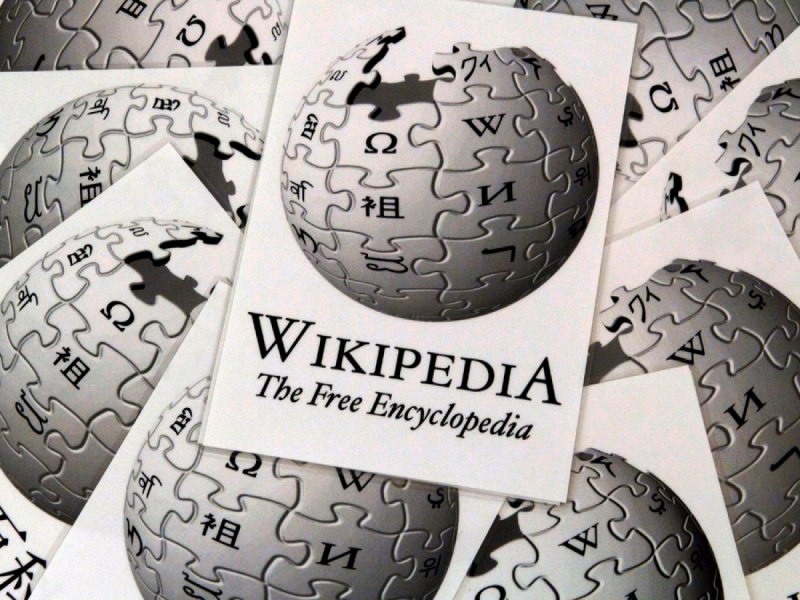 Wikipedia-Logos auf einem Haufen