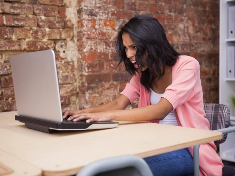 Frau vor einem Laptop