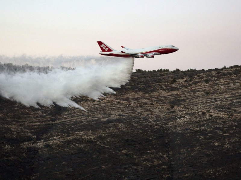 Ein auf Boeing basierender A747 SuperTanker wird beim Löschen von Bränden eingesetzt.