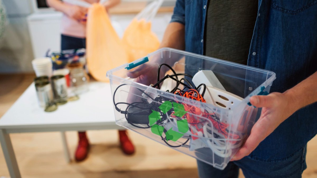 Elektromüll in einer Box zum Recyceln.