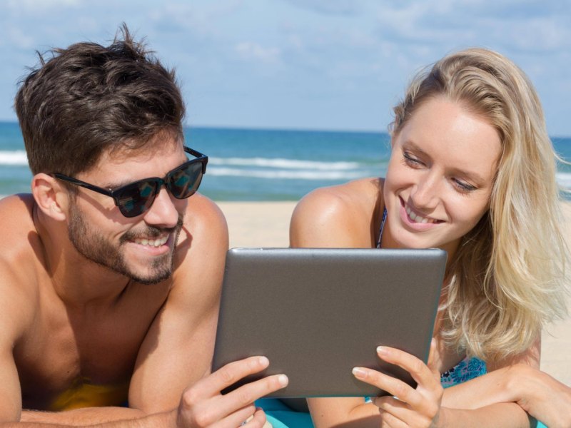 paar mit tablet am strand