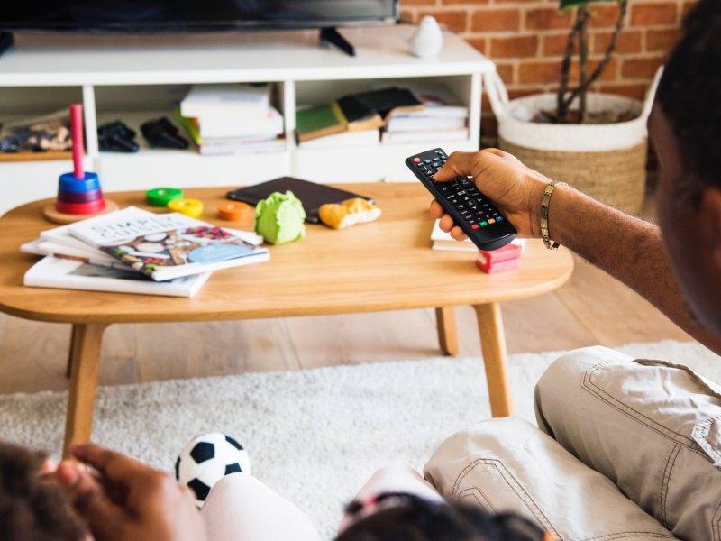 Zwei Menschen schauen TV