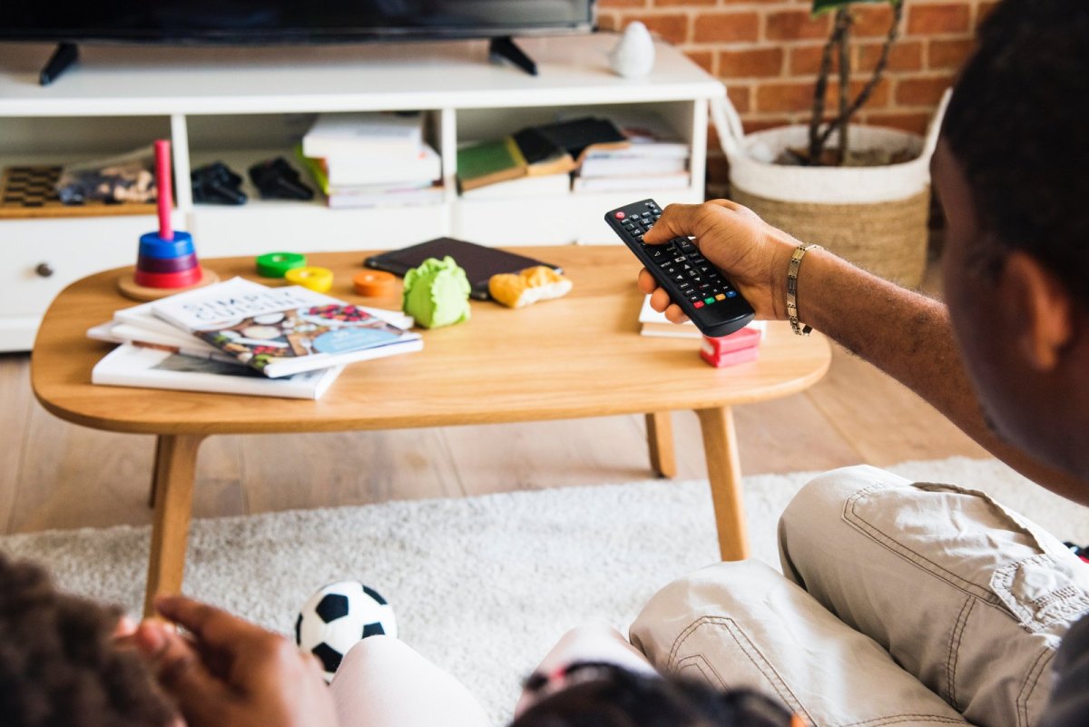 Zwei Menschen schauen TV