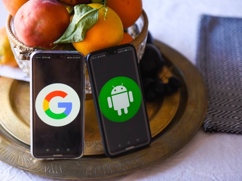 Zwei Smartphones mit Google- und Android-Logo