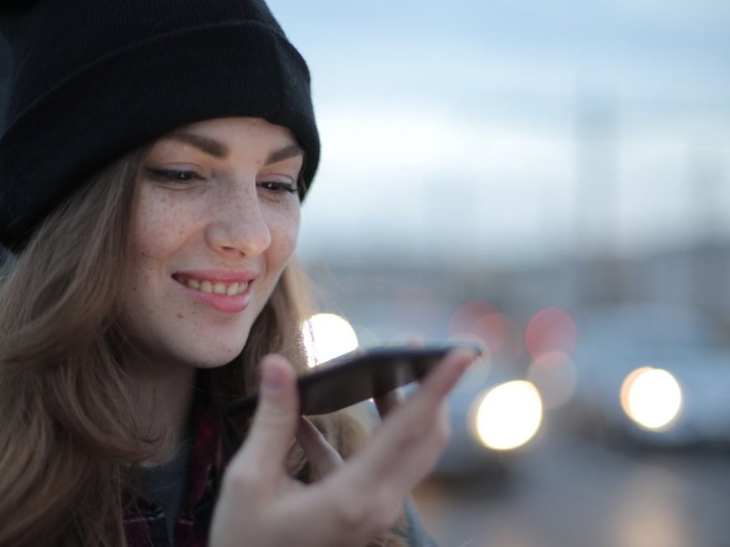 Eine Frau spricht in ihr Smartphone.