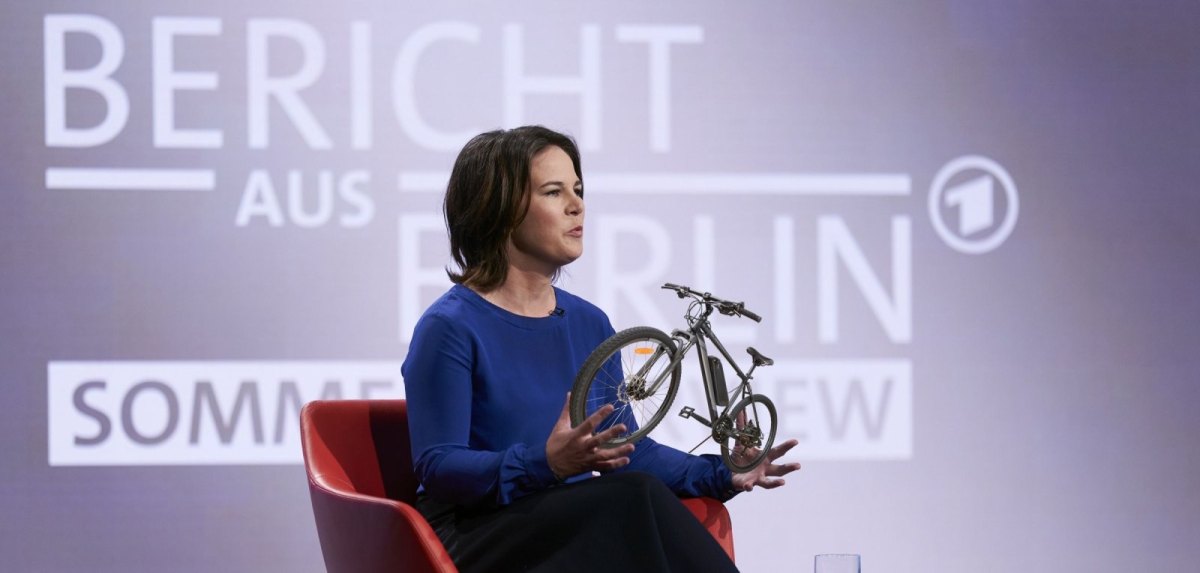 Annalena Baerbock (Bündnis 90/Die Grünen) mit einem Fahrrad in den Händen