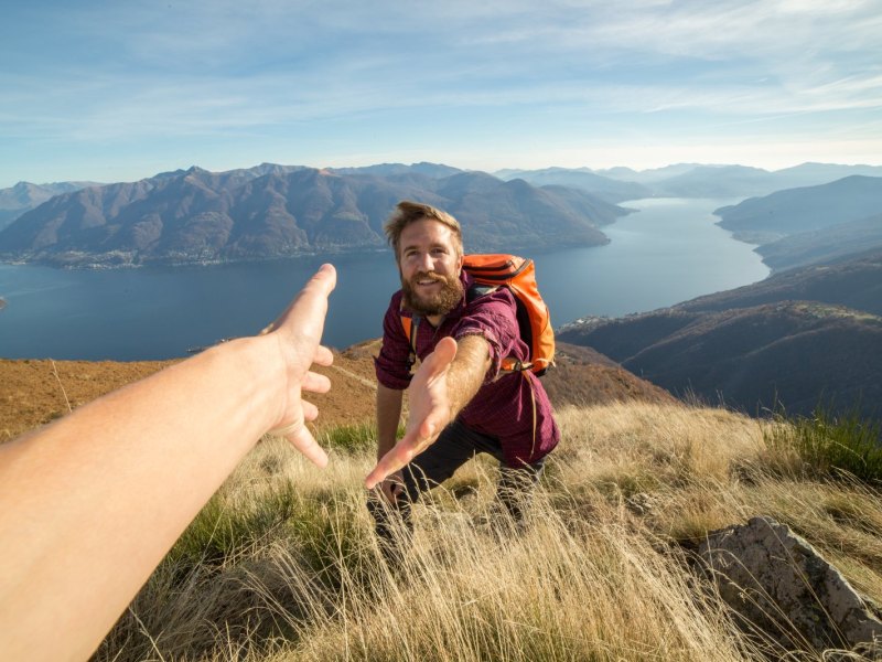 mann wandert campen rucksack