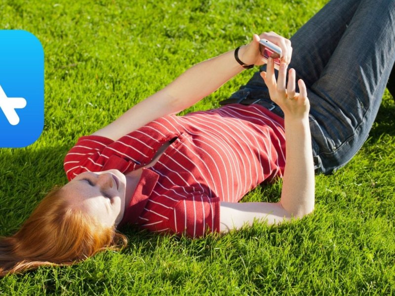 Frau mit Handy im Park