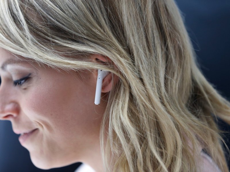 Frau im Seitenprofil trägt Apple AirPods