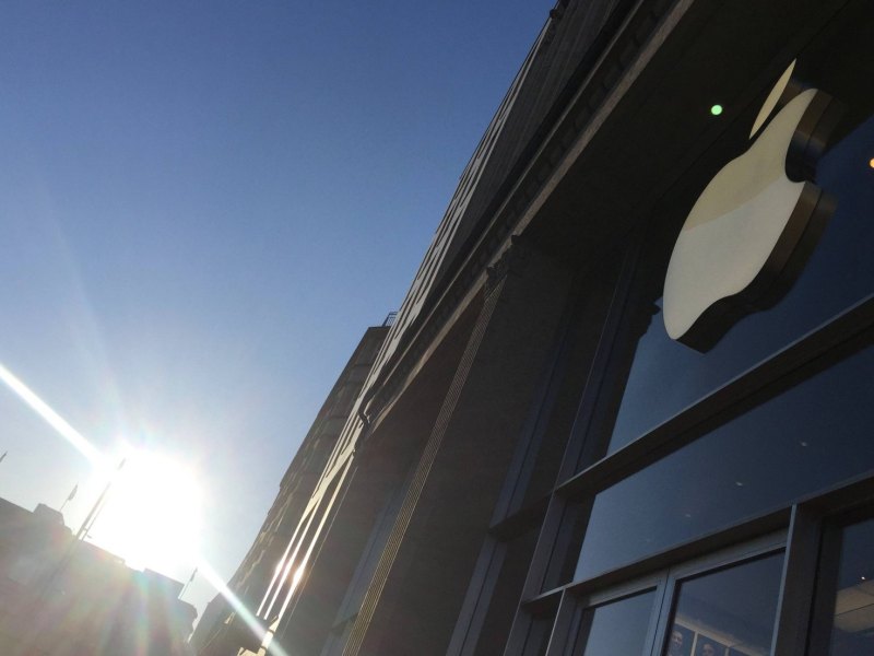 Logo am Apple-Store und Sonne im Hintergrund