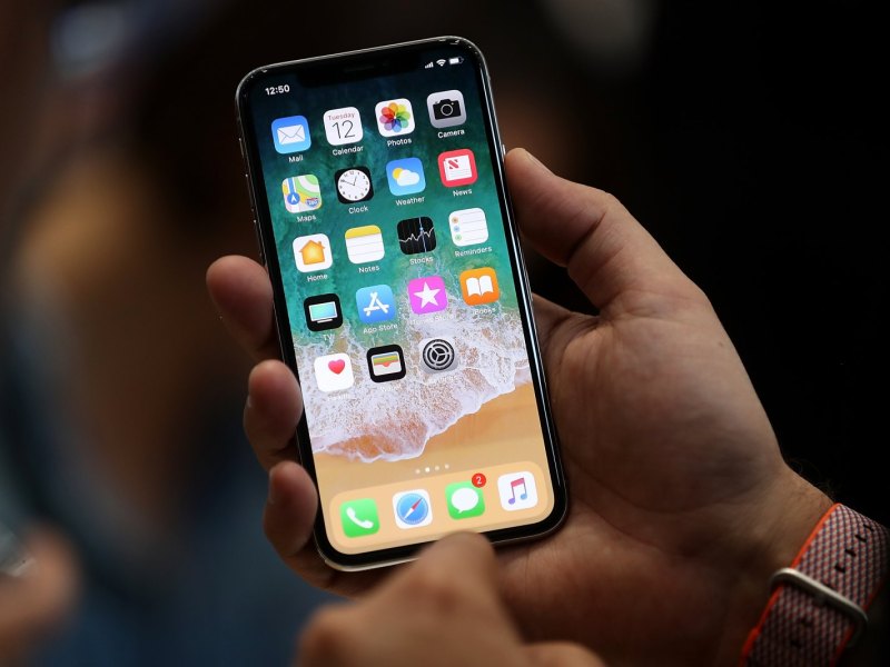 Das Apple iPhone X in der Hand gehalten