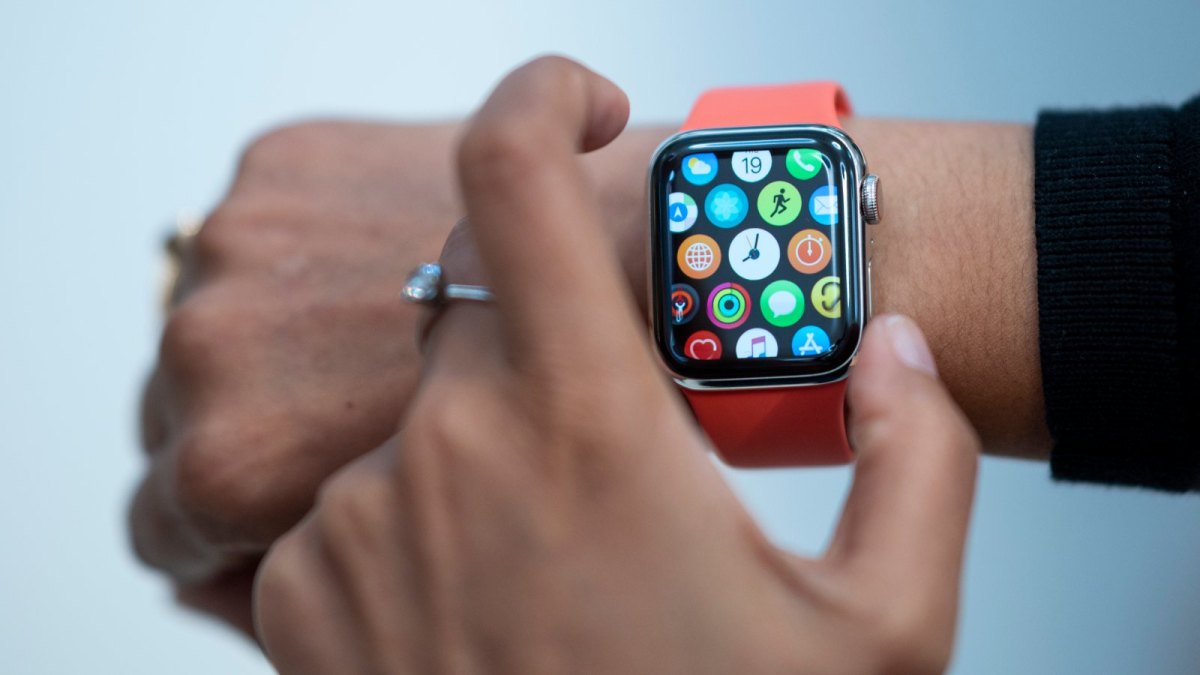 Person drückt einen Knopf an der Apple Watch