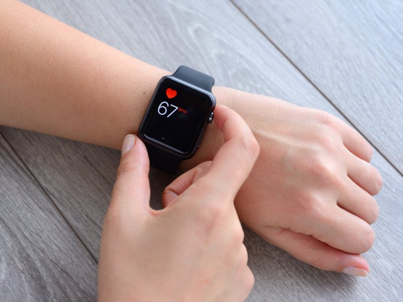 Apple Watch an einem Handgelenk