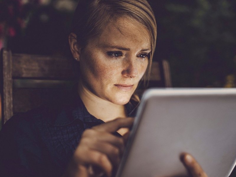 Frau mit Tablet.