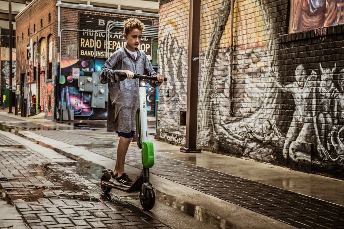 Junge auf Lime-Roller