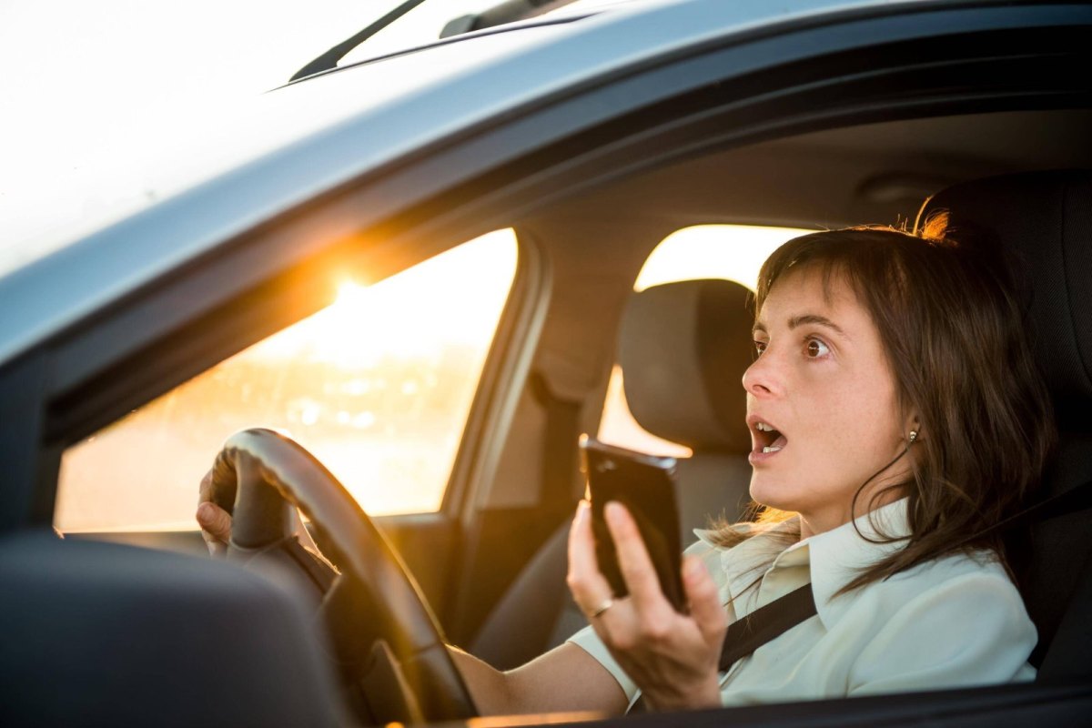 Frau am Steuer geschockt