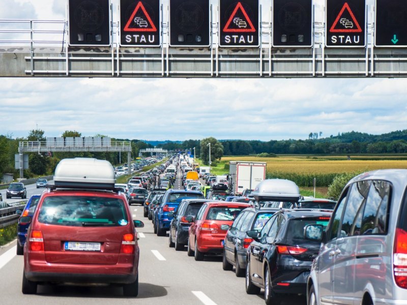 Viele Autos stehen auf der Autobahn im Stau.