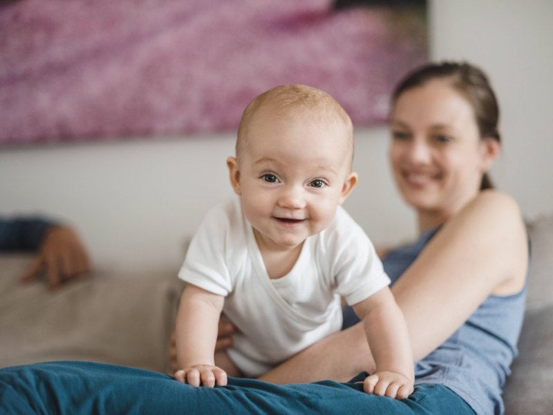 Junge Mutter mit Baby auf dem Schoss