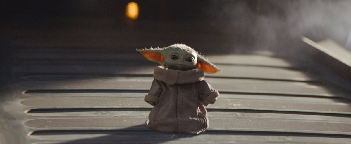 Baby Yoda guckt traurig.