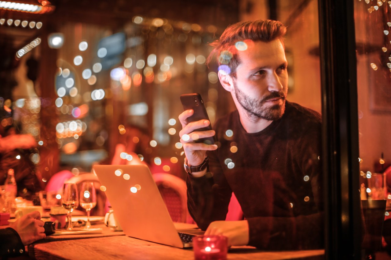 Persönlich Schluss zu machen ist respektvoller als per WhatsApp. 