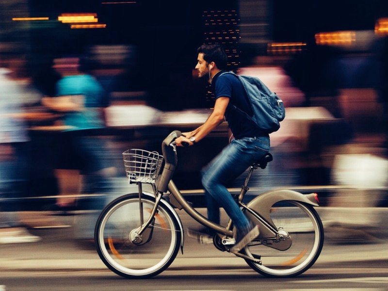 Mann fährt auf einem Fahrrad