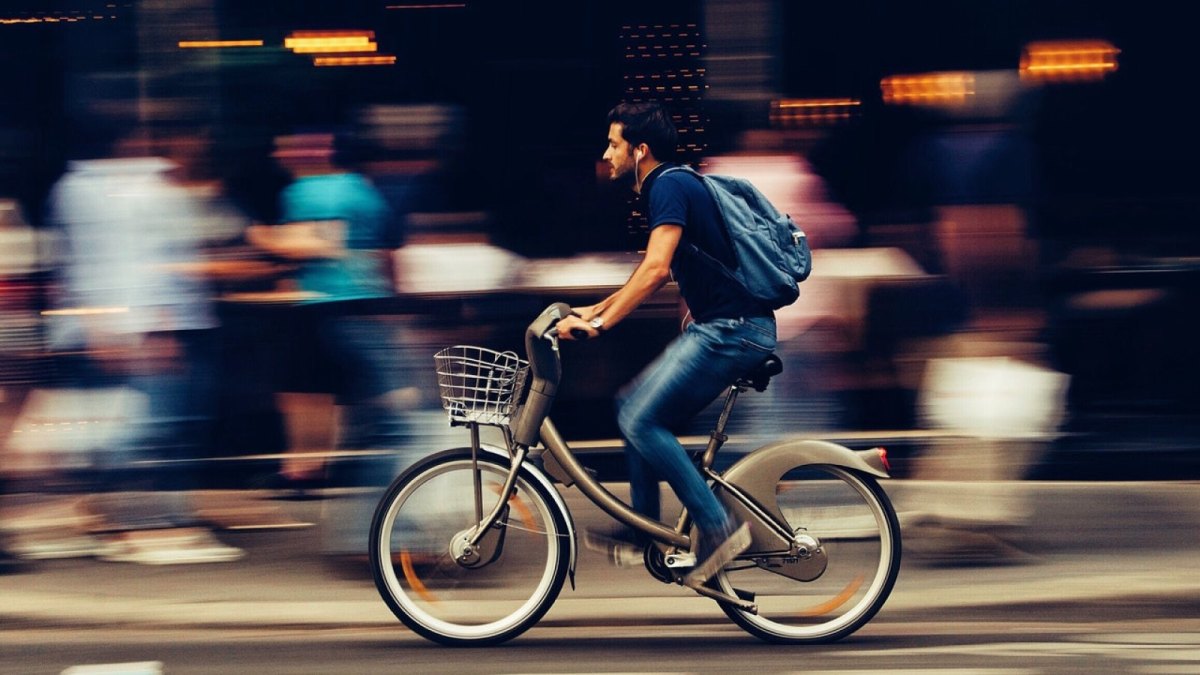 Mann fährt auf einem Fahrrad