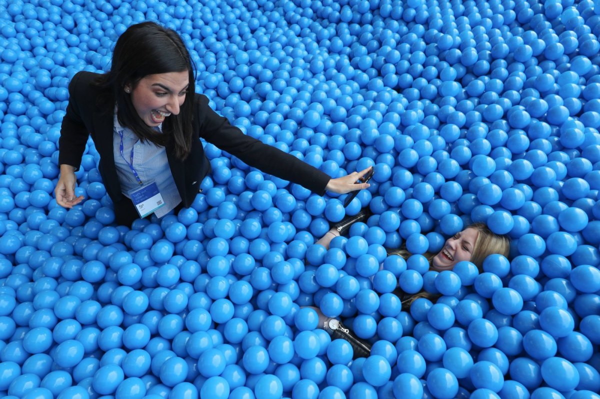 Frauen im blauen Bälle-Bad auf der Cebit 2018 vom 11. bis 15. Juni in Hannover