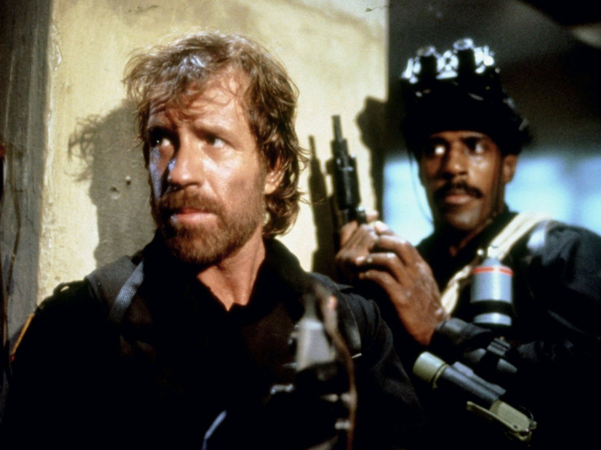 Filmszene mit Chuck Norris aus Delta Force.