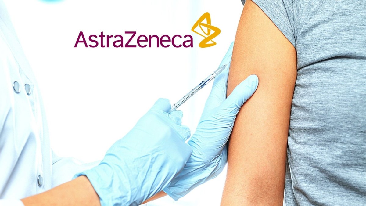 Impfung mit einem Corona-Vakzin und das Logo von AstraZeneca