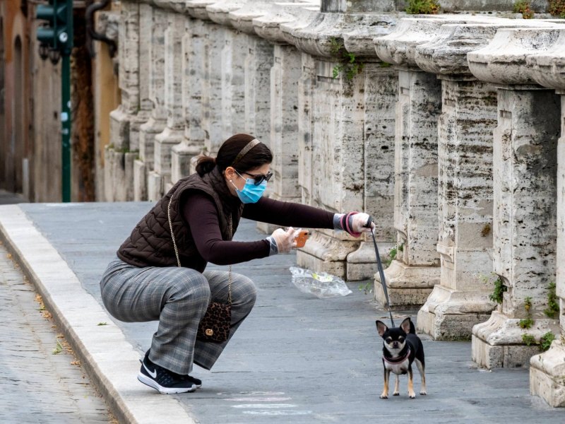 coronavirus übertragung frau mit hund