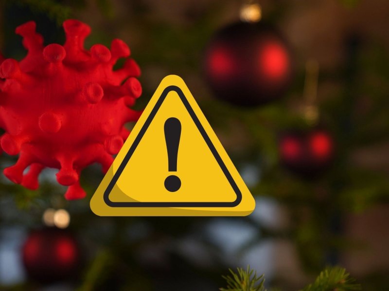 Coronavirus vor einem Weihnachtsbaum
