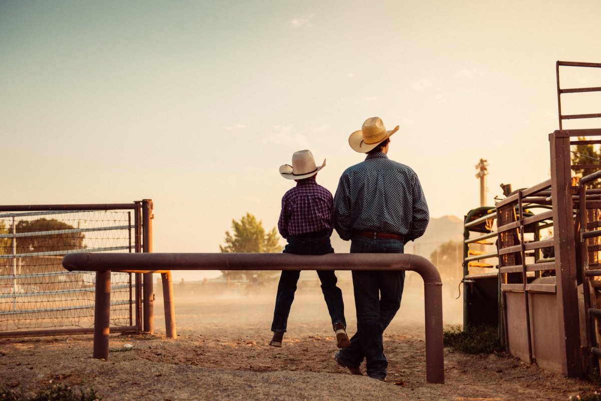 Vater und Sohn in Rodeo arena.