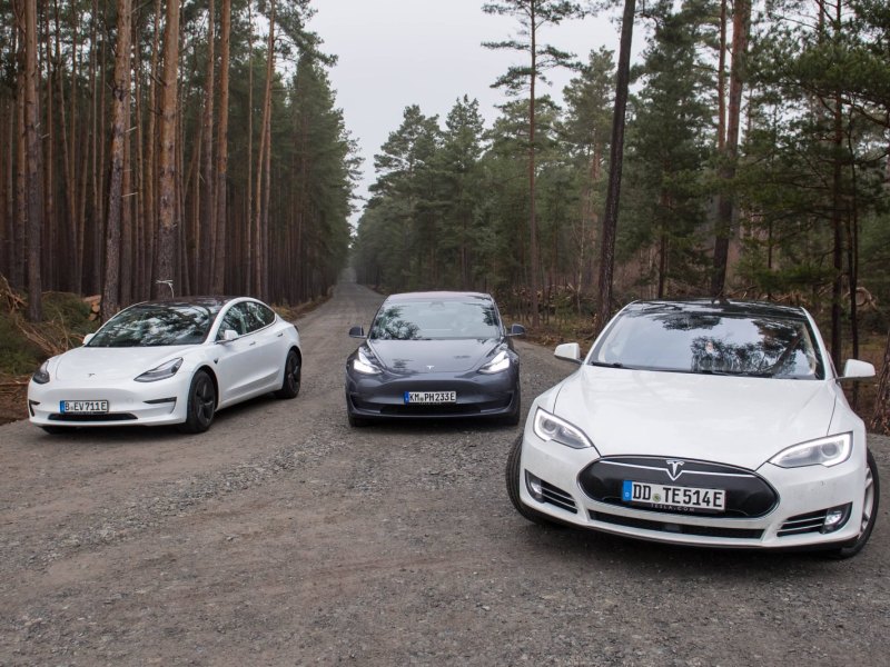 Drei Tesla-Autos in der brandenburgischen Gruenheide.