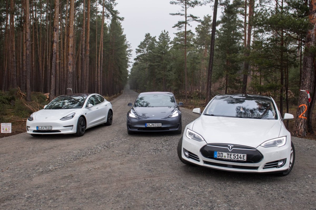 Drei Tesla-Autos in der brandenburgischen Gruenheide.