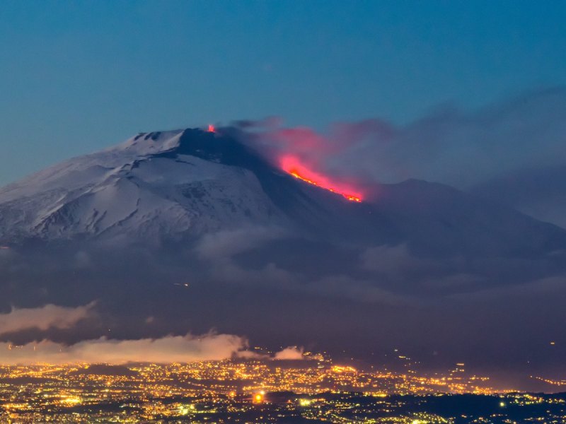 Stadt Catania mit Ätna im Hintergrund.