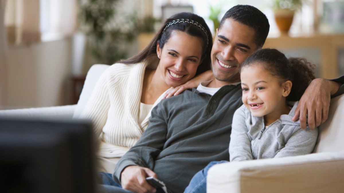 Familien beim Fernsehen