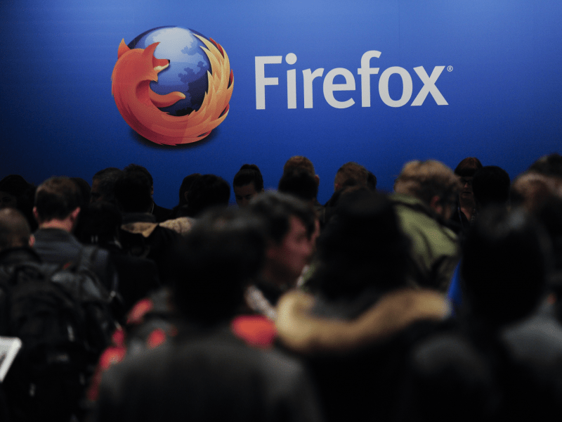 Logo des Browsers Firefox mit Menschenmenge davor