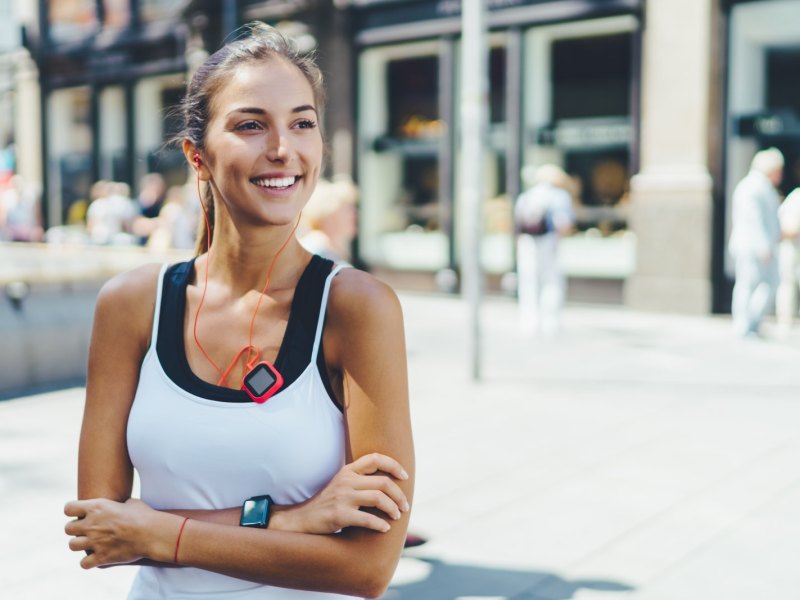 Frau beim Sport mit Fitnesstracker