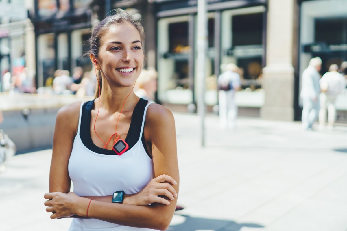 Frau beim Sport mit Fitnesstracker