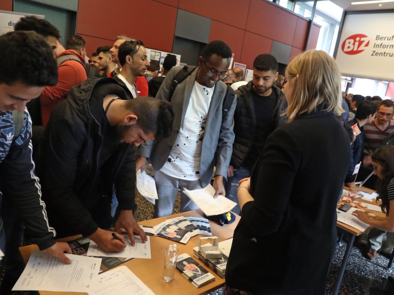 Flüchtlinge auf einer Jobmesse im Berufsinformationszentrum BiZ