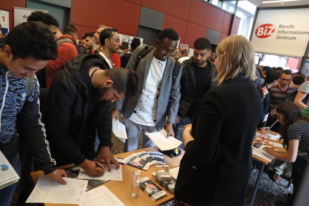 Flüchtlinge auf einer Jobmesse im Berufsinformationszentrum BiZ