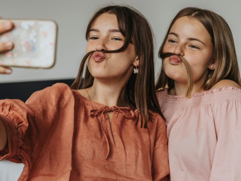 Mädchen mit Smartphone beim Selfie