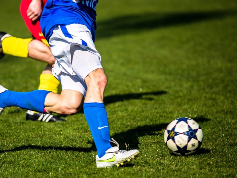 Zwei Spieler auf einem Fußballplatz.