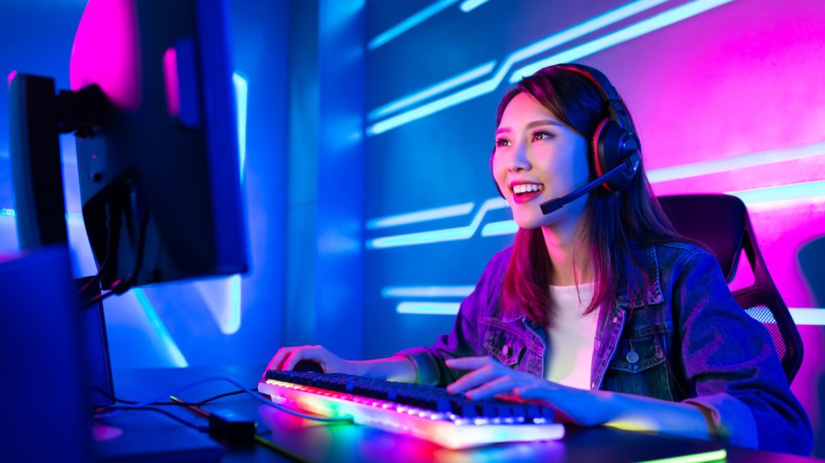 Frau mit Gaming-Headset