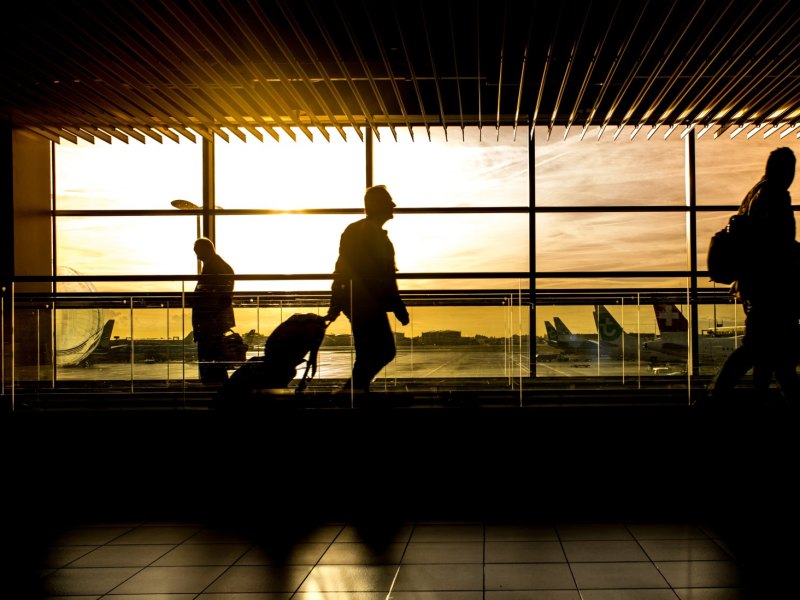 Fluggäste im Terminal