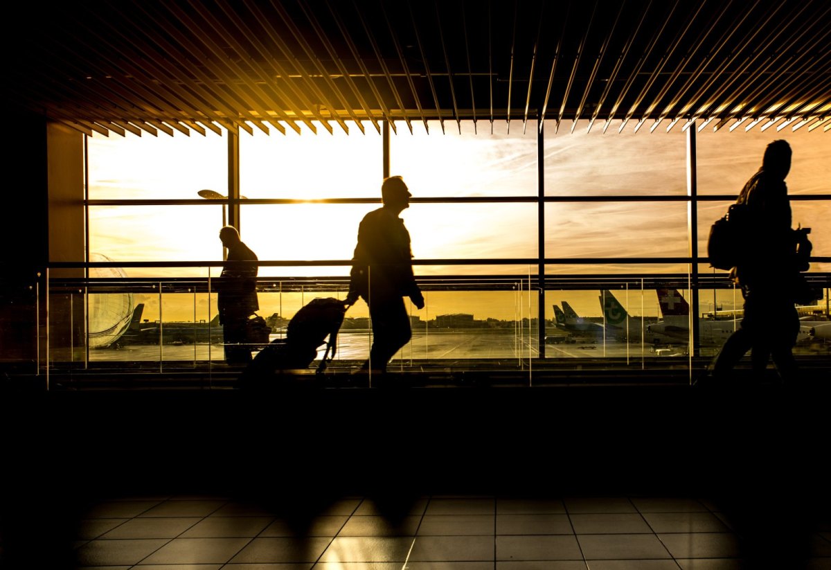 Fluggäste im Terminal