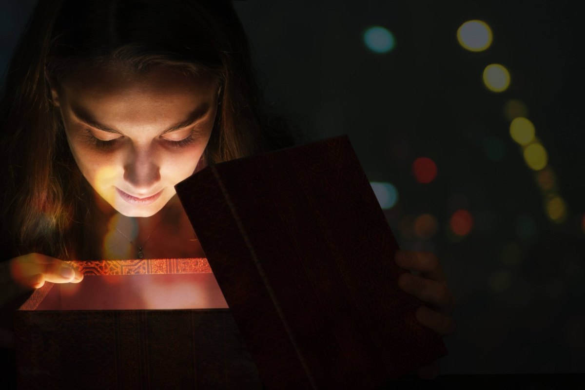 Frau schaut in Geschenkbox