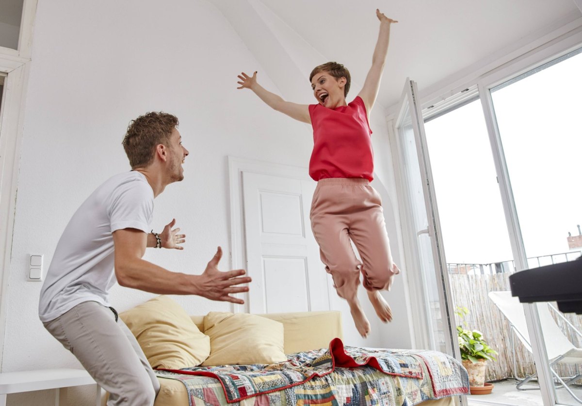 Mann und Frau freuen sich