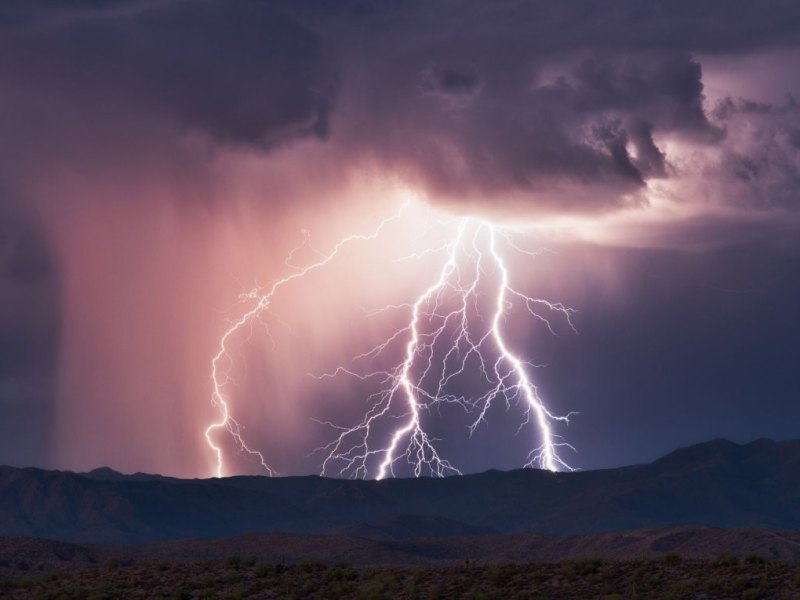 Gewitterblitze und Regenwolken