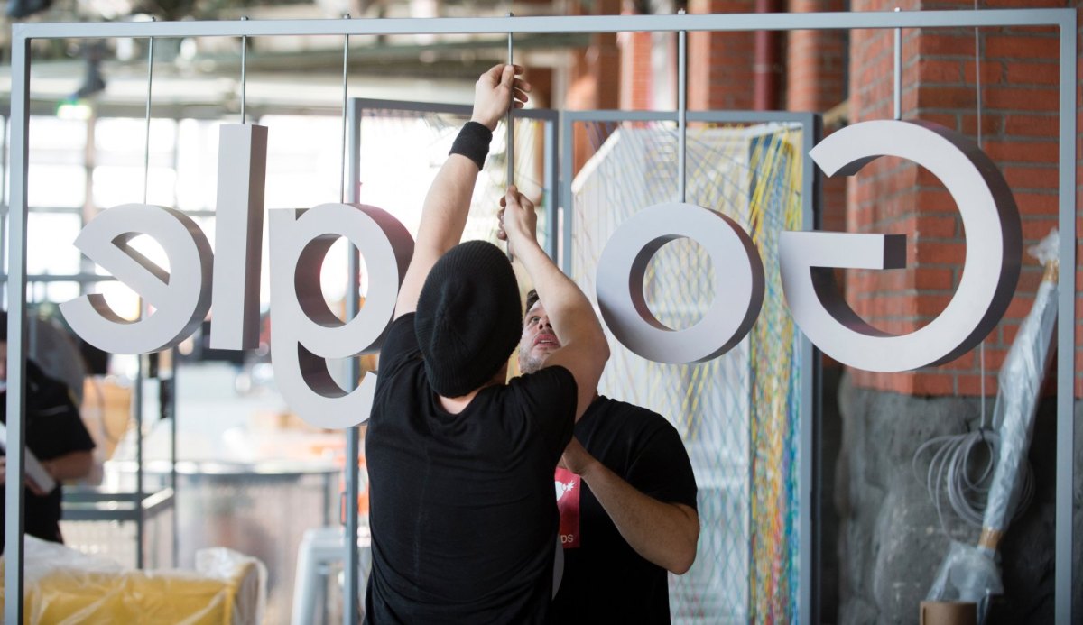 Das Logo von Google wird am 01.05.2016 während der Aufbauarbeiten der re:publica in Berlin an einem Stand angebracht.